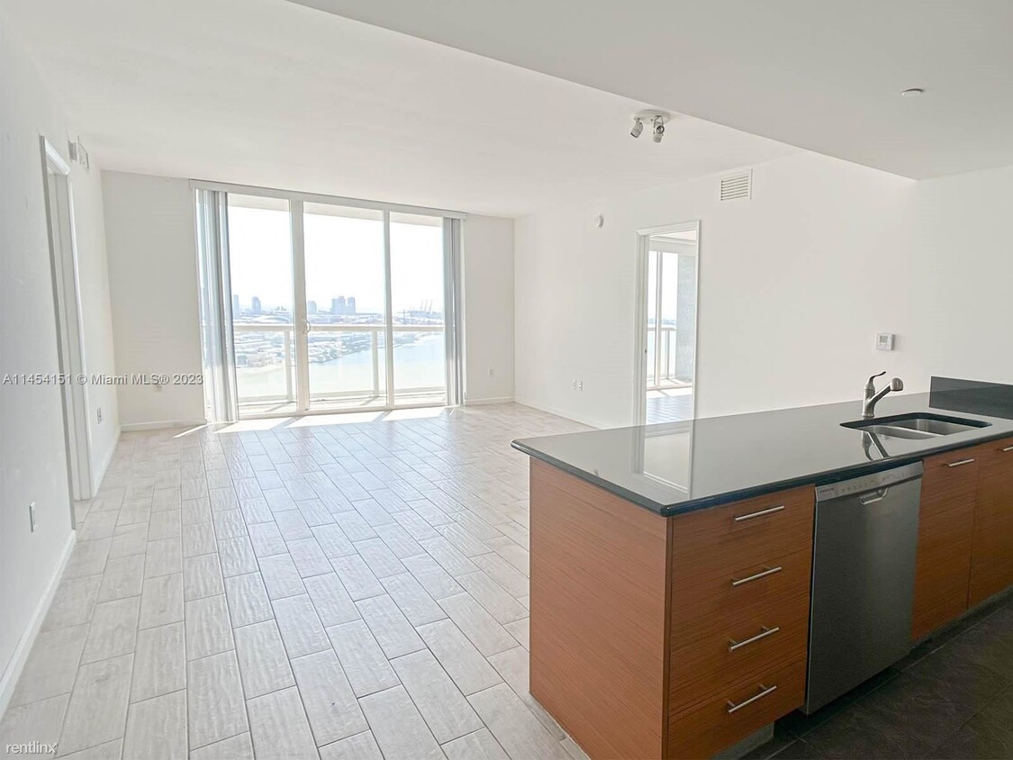 Foto principal - 2 br, 2 bath Condo - 50 Biscayne Blvd Apt ...