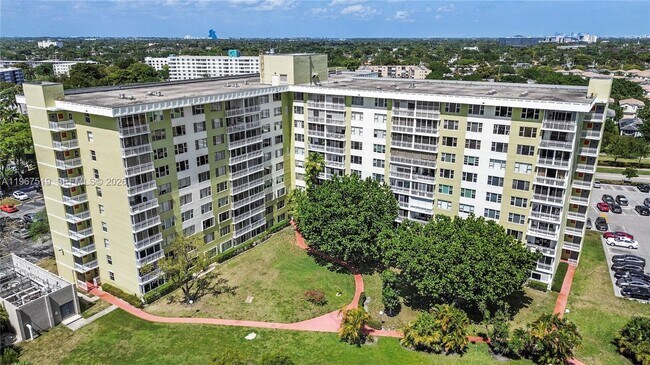 Foto del edificio - 4400 Hillcrest Dr