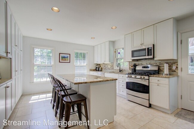 Building Photo - 5 br, 2.5 bath House - 9004 Levelle Dr