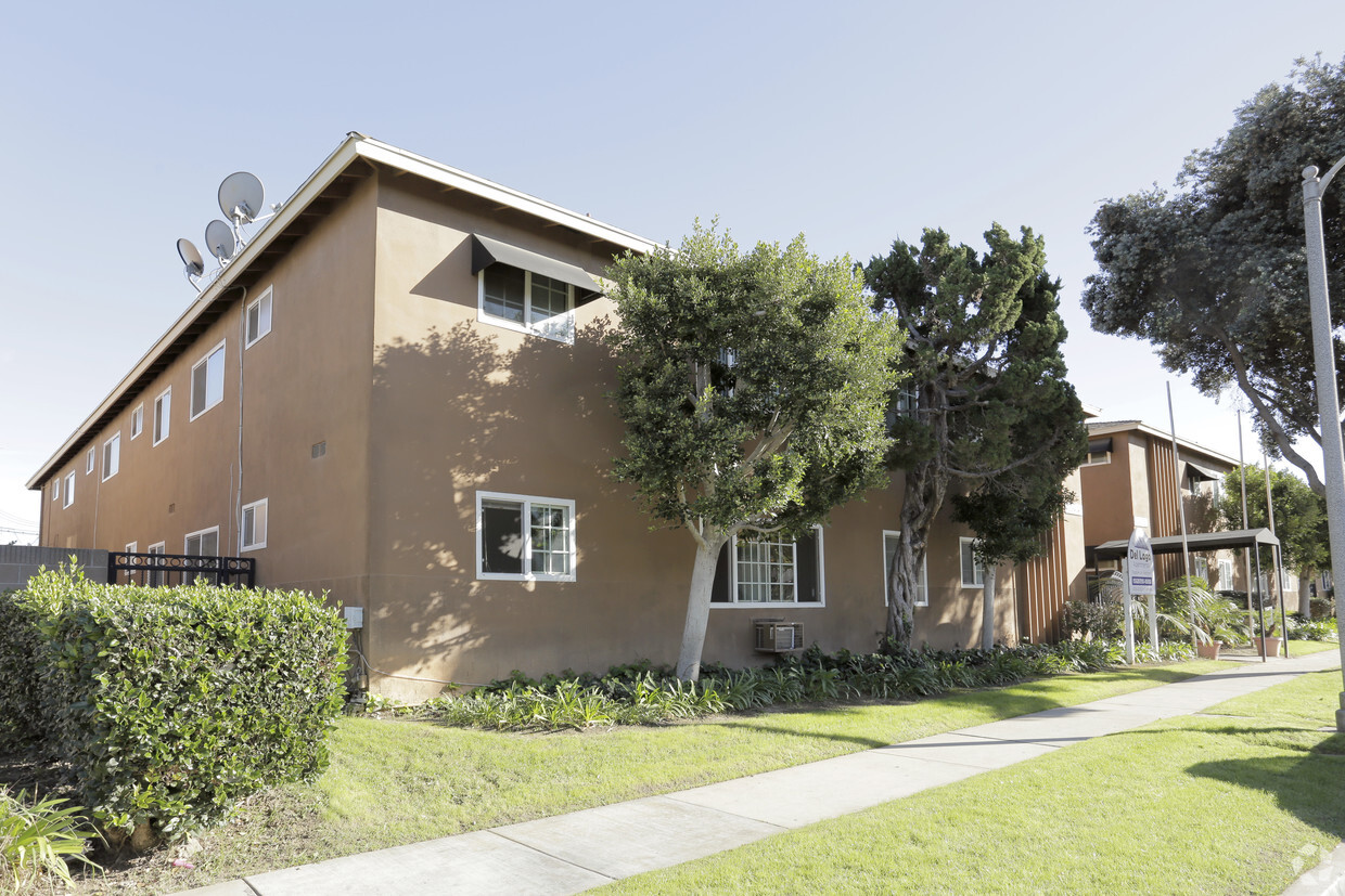 Primary Photo - Del Lago Apartments