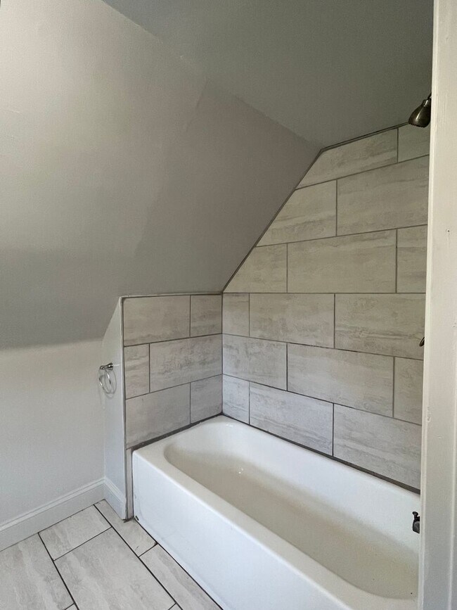 Foto del edificio - 1 Bed/1 Bath 3rd Floor Unit in Wilkinsburg
