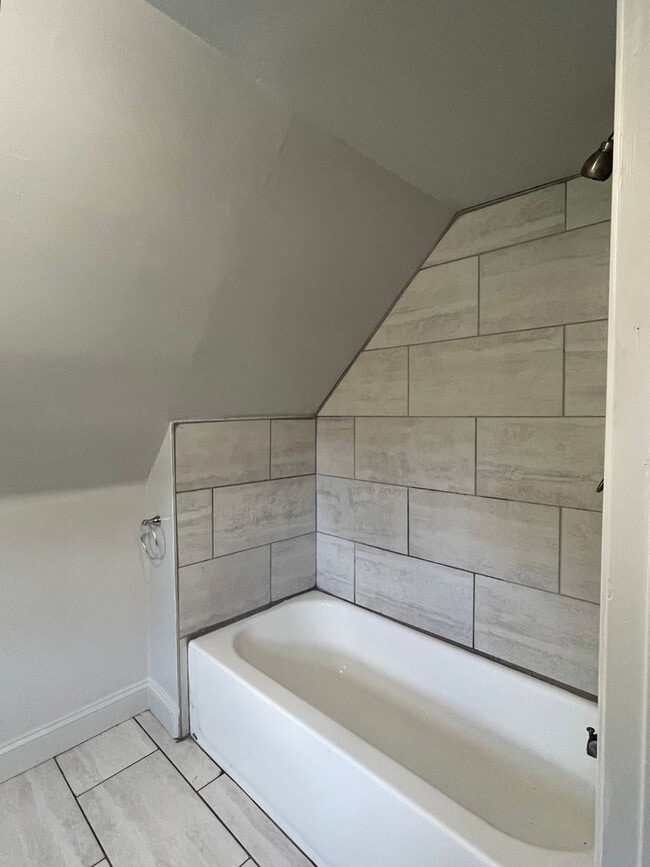 Building Photo - 1 Bed/1 Bath 3rd Floor Unit in Wilkinsburg