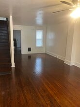 Building Photo - 748 E Chestnut St