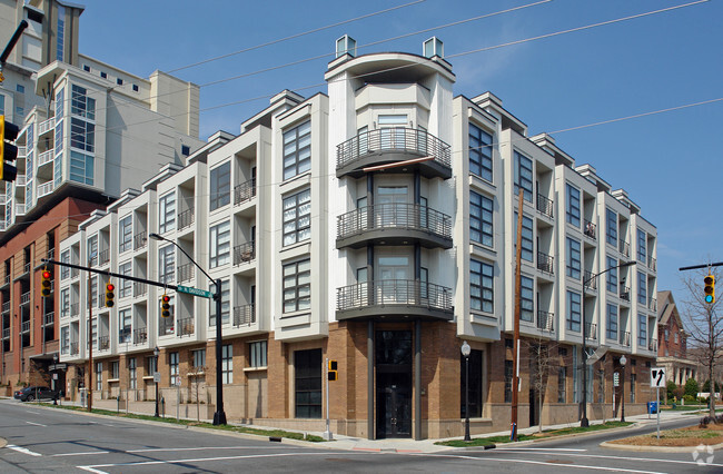 Building Photo - Court 6