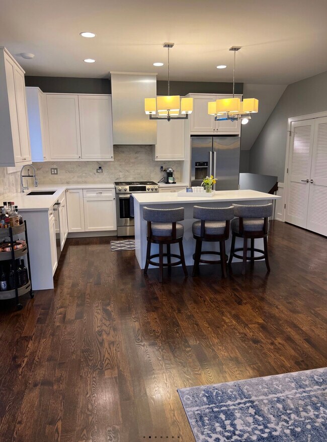 Foto del edificio - 2548 W Irving Park Rd