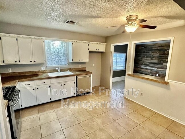 Building Photo - 928 Charles Dr