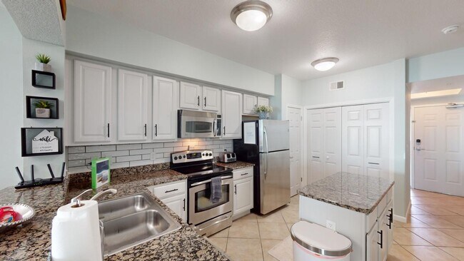 Building Photo - 2228 Beach Dr