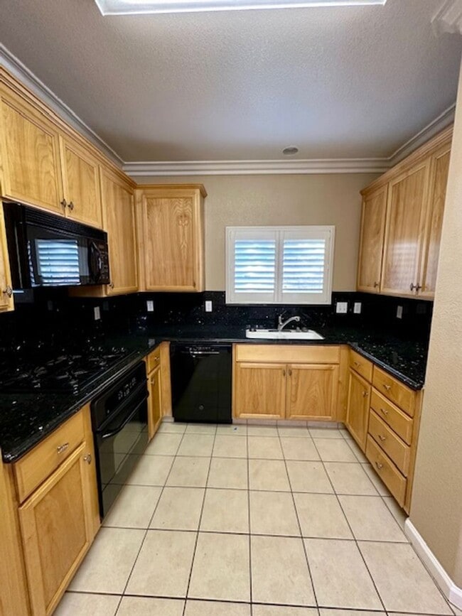 Building Photo - MOVE IN SPECIAL $500.00 0FF FIRST MONTH'S ...