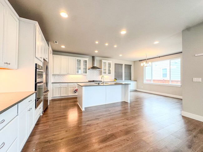 Foto del edificio - New 4 bed with bedroom and bath on main floor