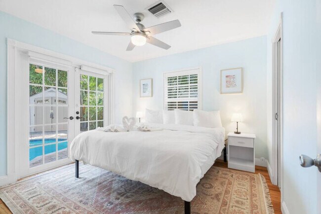 Building Photo - Chic Victoria Park 3BR-2BA w/ Heated Pool ...