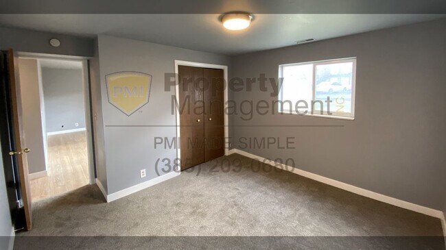 Building Photo - Remodeled apartment. beautiful!