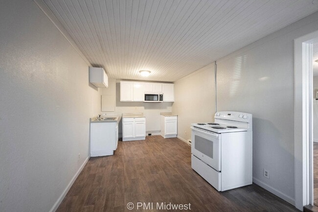 Building Photo - "Cozy 1-Bedroom Retreat in Greenfield – Pe...