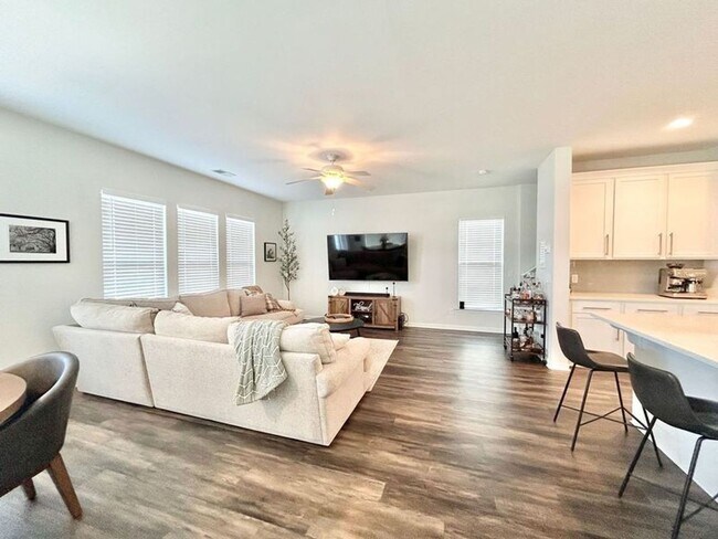 Foto del edificio - 4 bedroom, 2.5 bathroom home located in th...