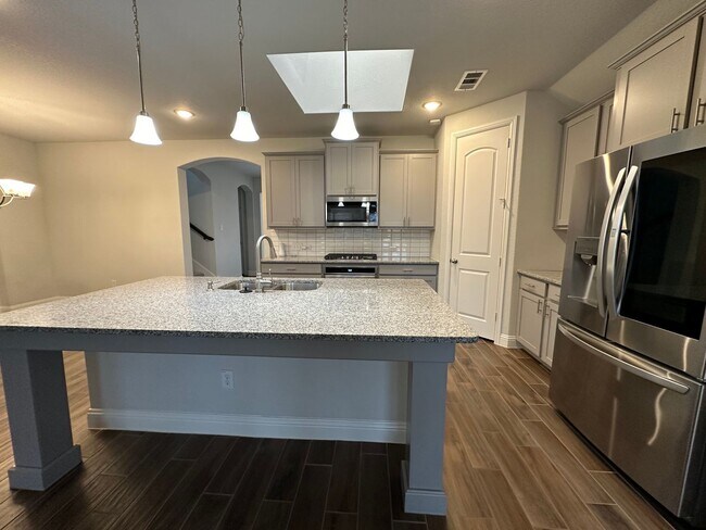 Building Photo - Modern Elegance in a Prime Location!