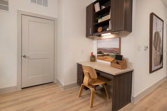 Building Photo - Luxury Living in the Heart of Downtown!