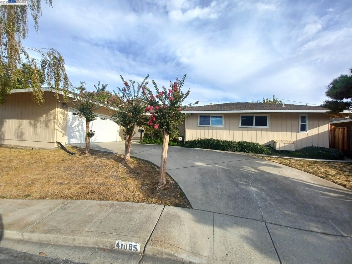 Primary Photo - 41085 Pajaro Dr