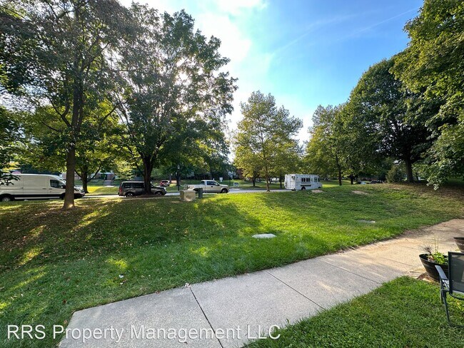Building Photo - 2 br, 1.5 bath House - 8 Normandy Square C...