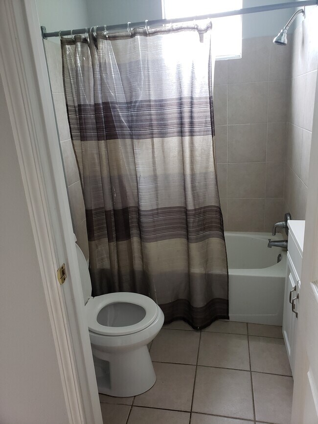 Bathroom - 1011 Tricou St