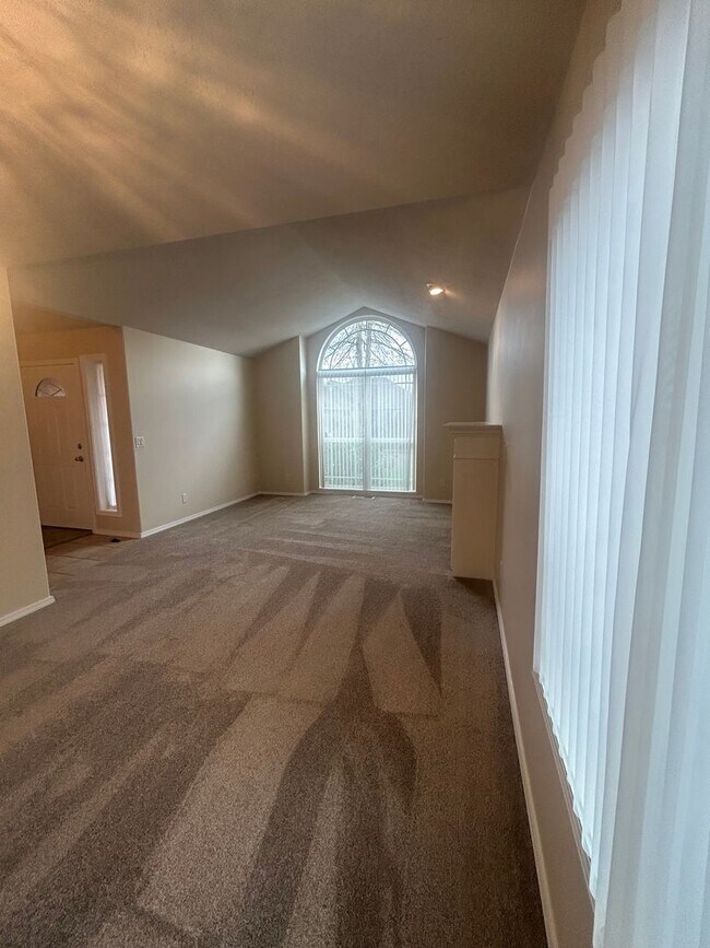 Building Photo - Beautiful Three Bedroom in Keizer