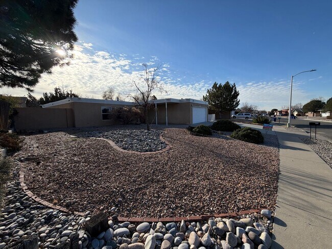 Foto del edificio - 3 Bedroom Single Story Home Available Near Academy Rd NW & Ventura St NE!