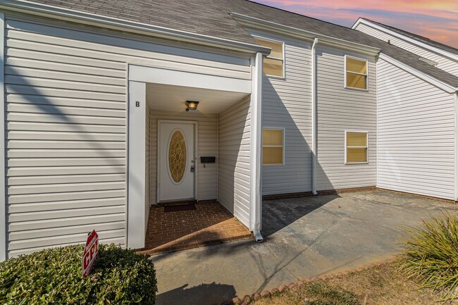 Building Photo - MOVE-IN READY!