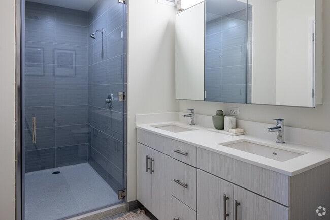 2BR,2BA - 900SF - Bathroom 1 - 1001 South State