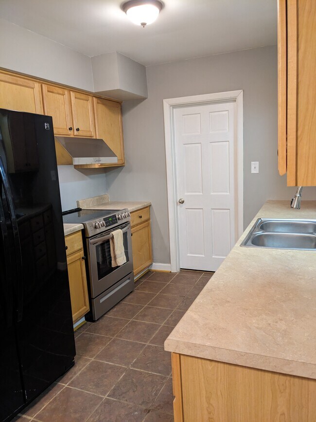 Main Floor Kitchen - 6005 Piedmont Pl