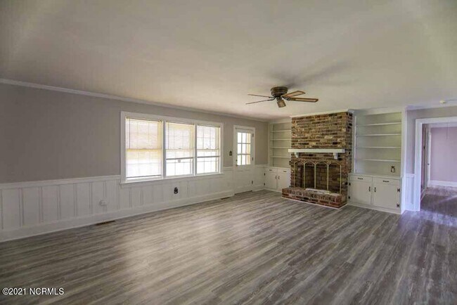 Building Photo - 111 Camellia Ln
