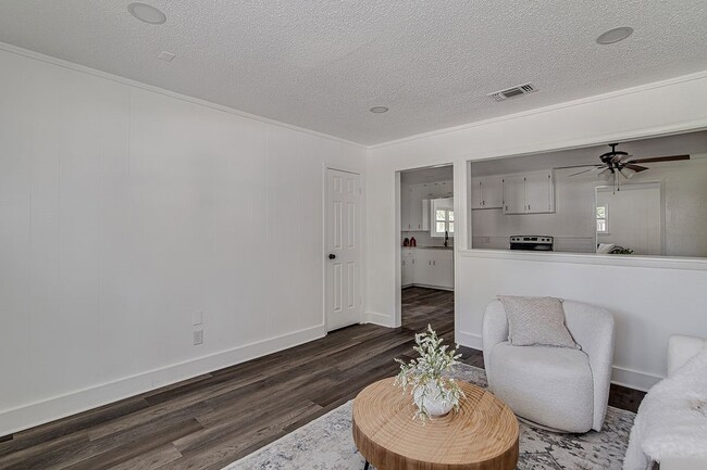 Building Photo - 541 NW Lorna St