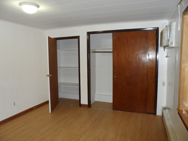 Building Photo - 726 Leonard St