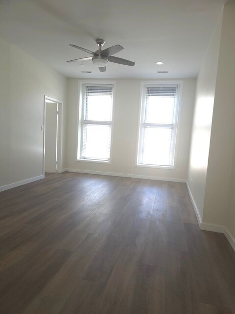 Building Photo - 607 N Wells St
