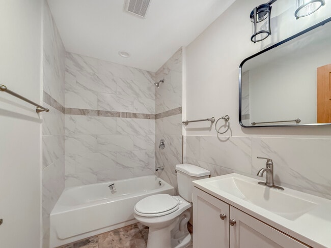 Foto del edificio - 6415 W Irving Park Rd