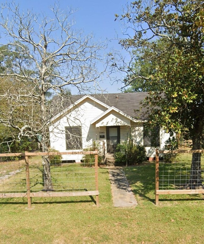 Building Photo - 5345 E Parkway Dr