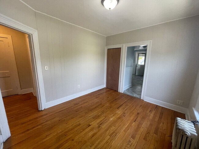 Foto del edificio - Comfortable, pet-friendly 2-Bedroom Second-Floor Apartment – Pittsfield, $1350