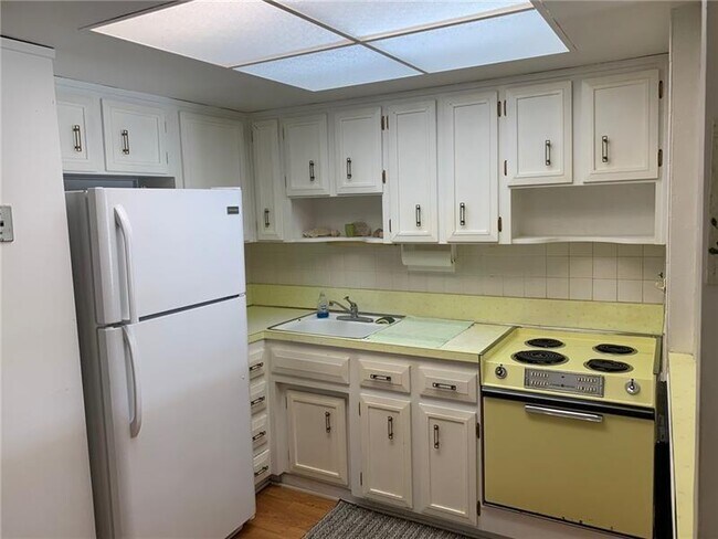 Building Photo - 1110 N Riverside Dr