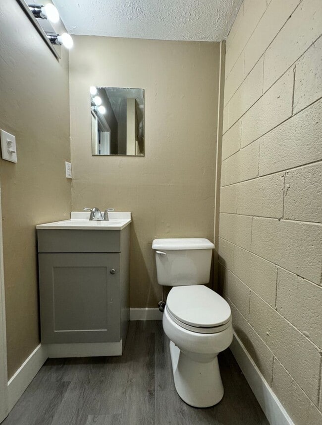 Building Photo - Studio Apt All Utilities Included!