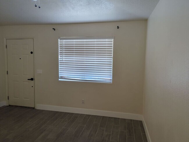 Building Photo - Centrally Located 3 Bedroom Condo. Small D...