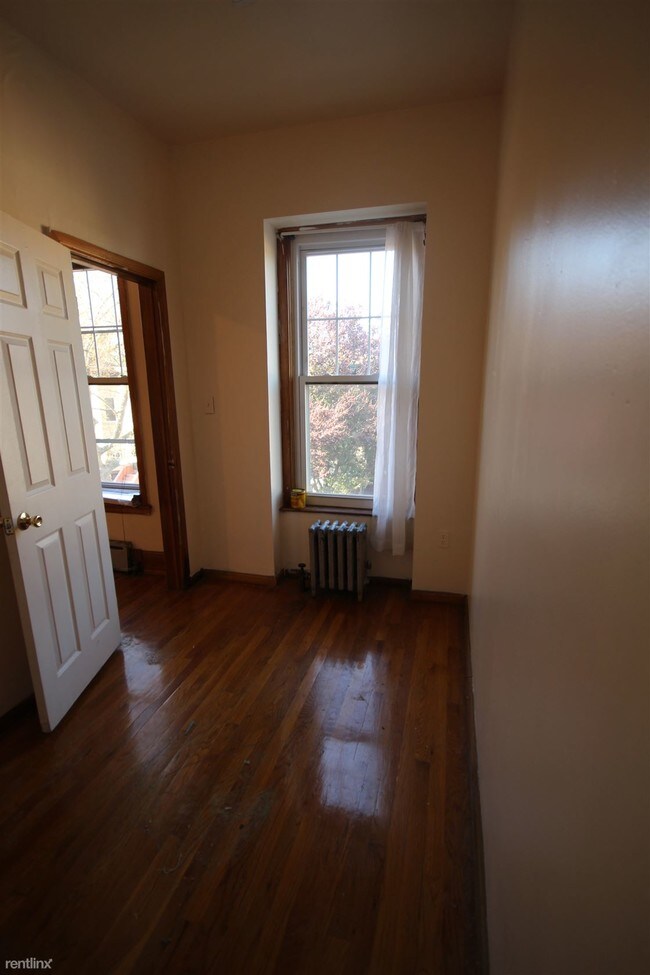 Building Photo - 462 Bainbridge St