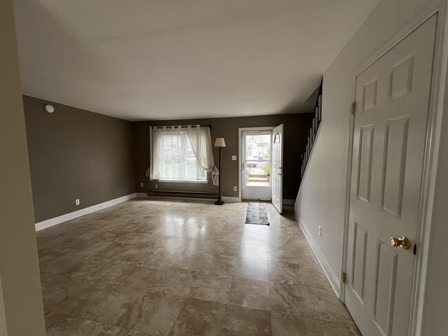 Foto del edificio - 536 Colonial Dr