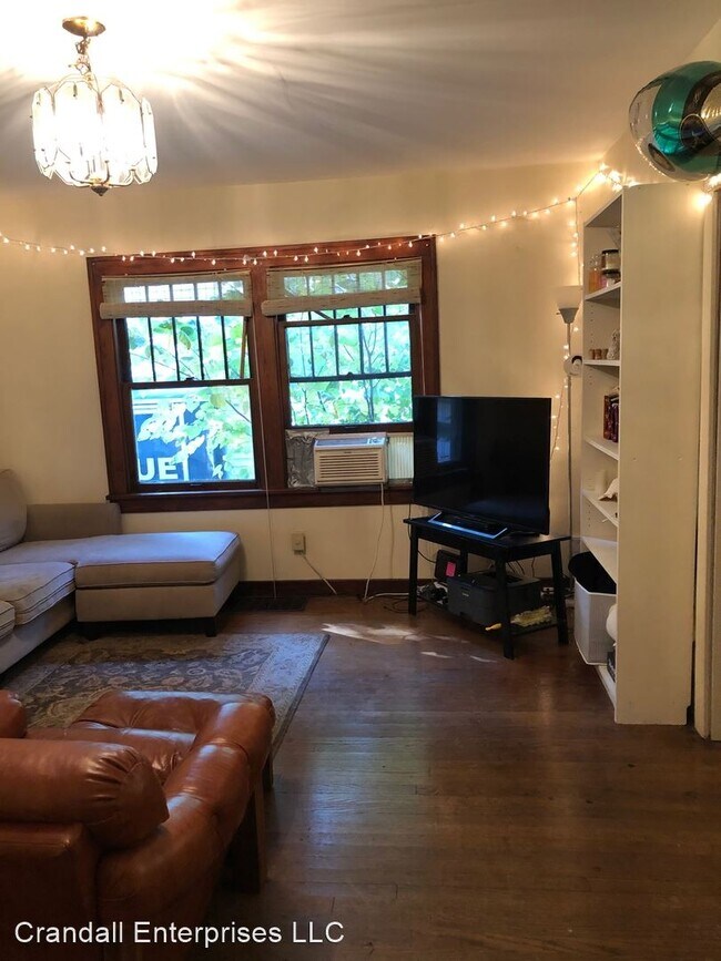 Building Photo - 3 br, 1 bath House - 147 E Oak Street