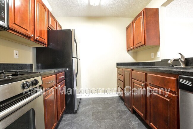 Building Photo - 2019 Dixie Belle Dr