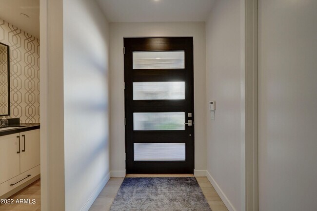 Foto del edificio - 6500 Camelback Rd