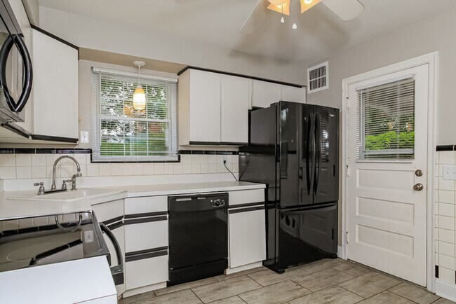 Foto del edificio - Charming 3-Bedroom Brick Home in Cincinnati