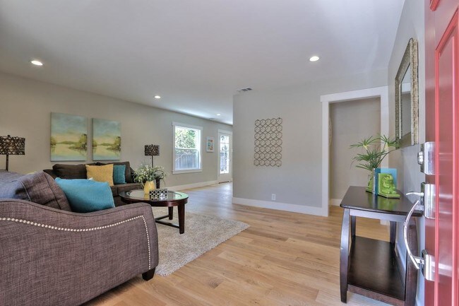 Building Photo - 19 Linden Dr