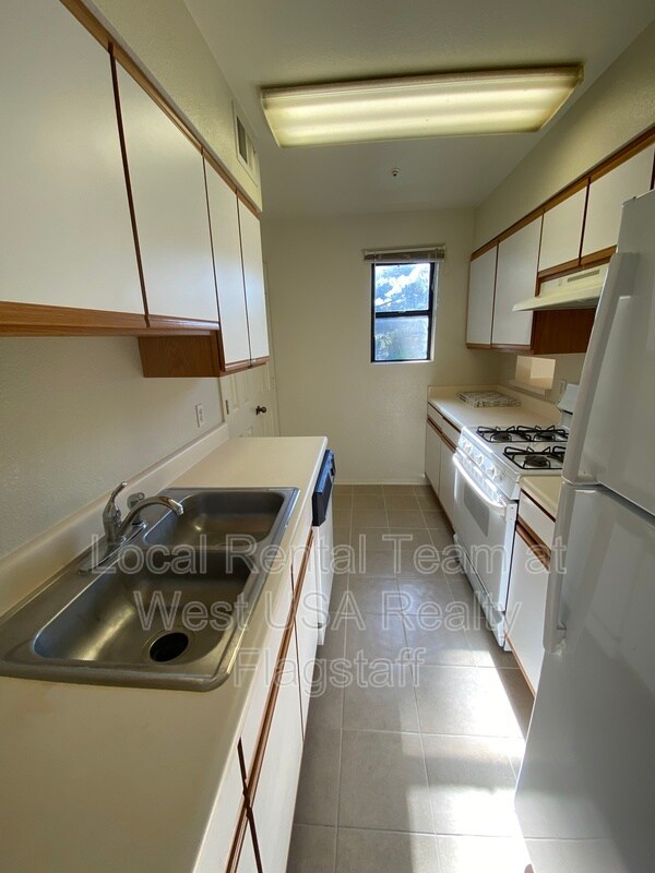 Building Photo - 6315 St Nicholas Cir