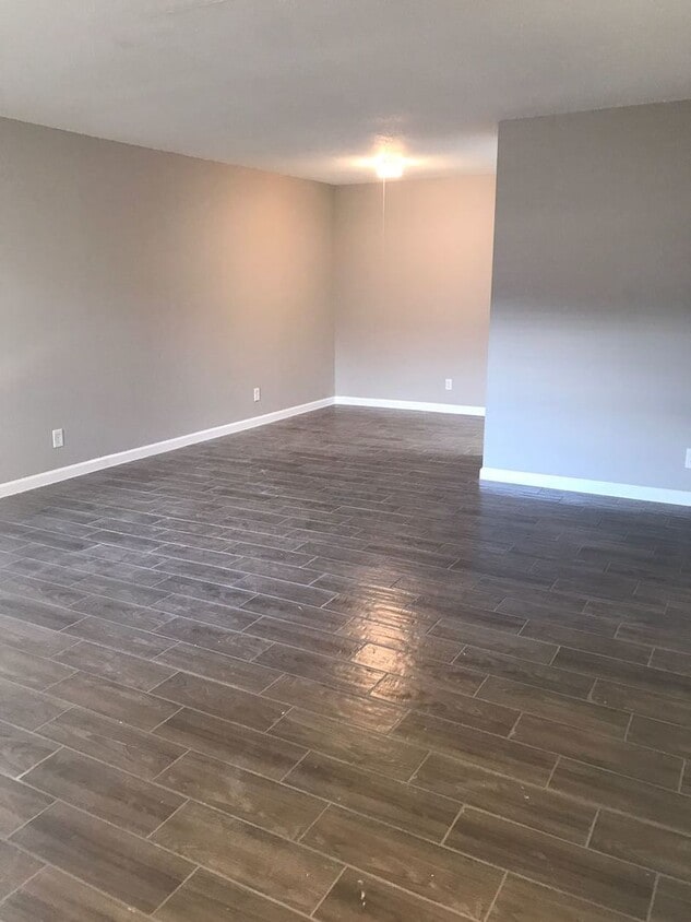 Foto principal - Renovated 2 Bedroom Condo - Oak Forest West