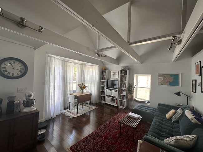 Living area with loft ceilings - 4818-3 Baltimore Ave