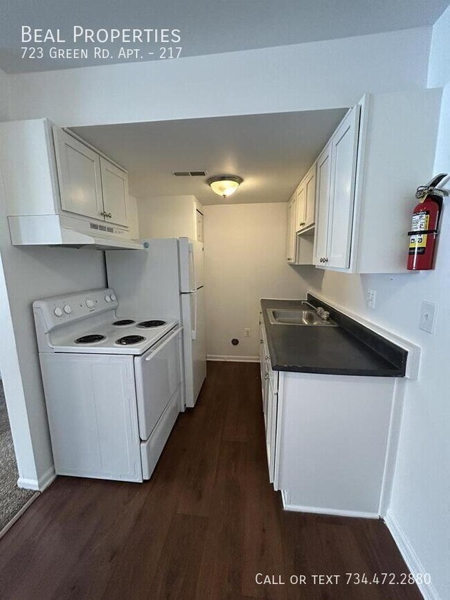 Foto del edificio - 723 Green Rd