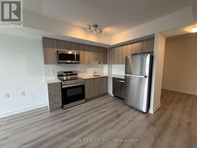 Photo du bâtiment - 556-556 Marlee Ave