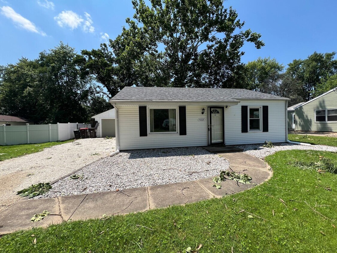 Primary Photo - Welcome to this charming 2 bedroom, 1 bath...